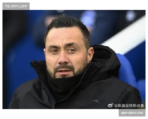 终场哨响，热刺球员相拥庆祝终结15轮不胜，德泽尔比迎执教首胜